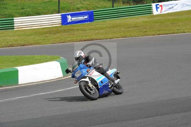 Mallory park Leicestershire;Mallory park photographs;Motorcycle action photographs;classic bikes;event digital images;eventdigitalimages;mallory park;no limits trackday;peter wileman photography;vintage bikes;vintage motorcycles;vmcc festival 1000 bikes
