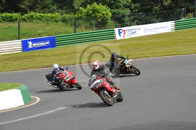 Mallory park Leicestershire;Mallory park photographs;Motorcycle action photographs;classic bikes;event digital images;eventdigitalimages;mallory park;no limits trackday;peter wileman photography;vintage bikes;vintage motorcycles;vmcc festival 1000 bikes