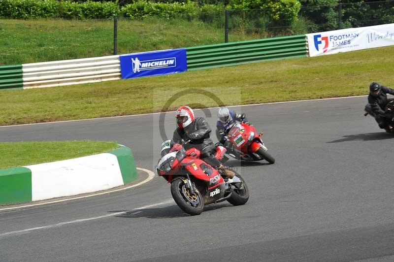 Mallory park Leicestershire;Mallory park photographs;Motorcycle action photographs;classic bikes;event digital images;eventdigitalimages;mallory park;no limits trackday;peter wileman photography;vintage bikes;vintage motorcycles;vmcc festival 1000 bikes