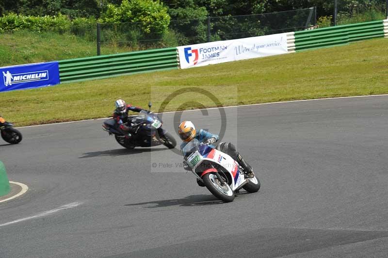 Mallory park Leicestershire;Mallory park photographs;Motorcycle action photographs;classic bikes;event digital images;eventdigitalimages;mallory park;no limits trackday;peter wileman photography;vintage bikes;vintage motorcycles;vmcc festival 1000 bikes