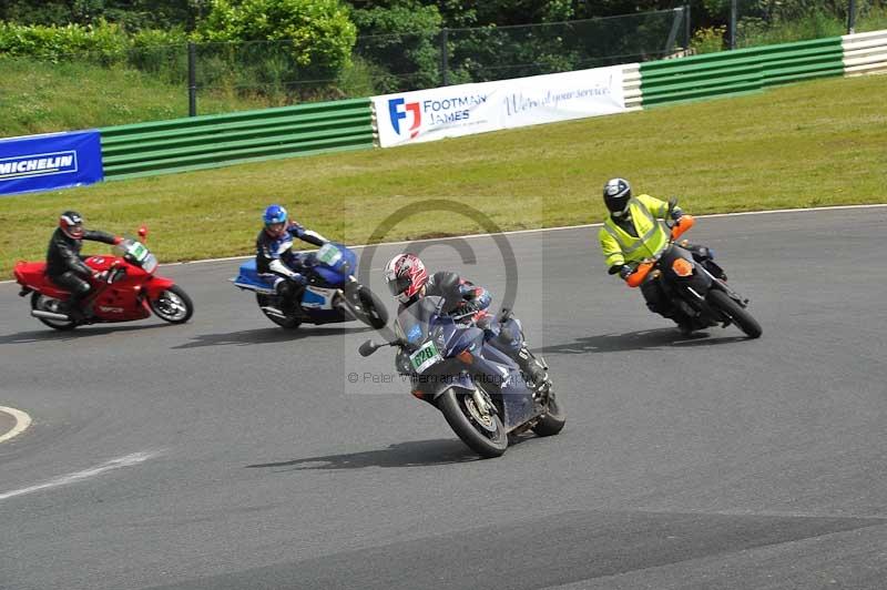 Mallory park Leicestershire;Mallory park photographs;Motorcycle action photographs;classic bikes;event digital images;eventdigitalimages;mallory park;no limits trackday;peter wileman photography;vintage bikes;vintage motorcycles;vmcc festival 1000 bikes