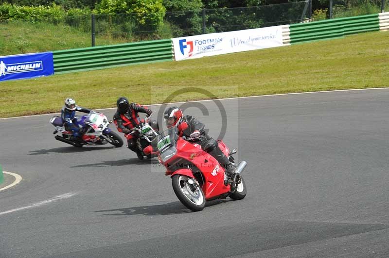 Mallory park Leicestershire;Mallory park photographs;Motorcycle action photographs;classic bikes;event digital images;eventdigitalimages;mallory park;no limits trackday;peter wileman photography;vintage bikes;vintage motorcycles;vmcc festival 1000 bikes