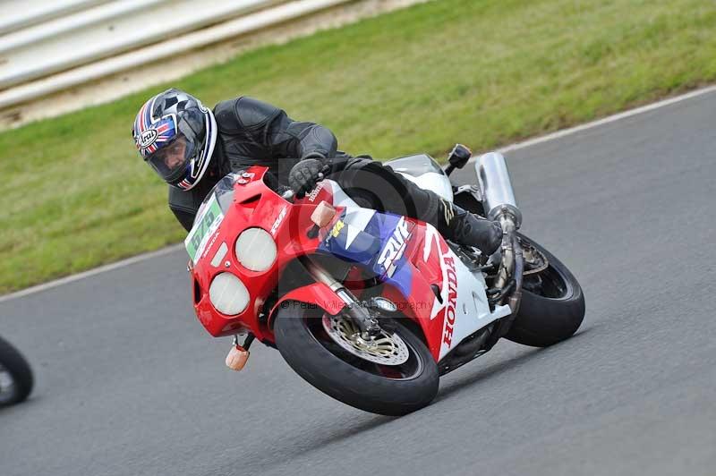 Mallory park Leicestershire;Mallory park photographs;Motorcycle action photographs;classic bikes;event digital images;eventdigitalimages;mallory park;no limits trackday;peter wileman photography;vintage bikes;vintage motorcycles;vmcc festival 1000 bikes