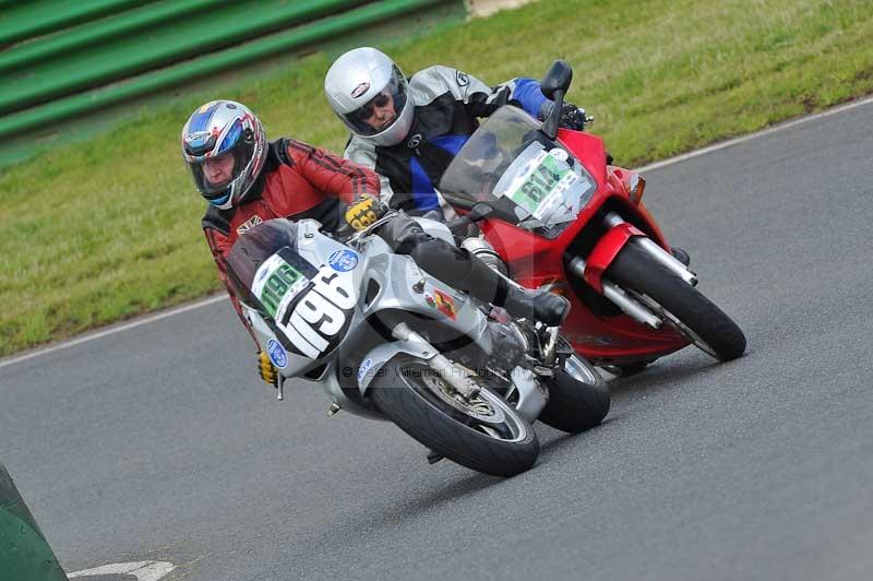Mallory park Leicestershire;Mallory park photographs;Motorcycle action photographs;classic bikes;event digital images;eventdigitalimages;mallory park;no limits trackday;peter wileman photography;vintage bikes;vintage motorcycles;vmcc festival 1000 bikes