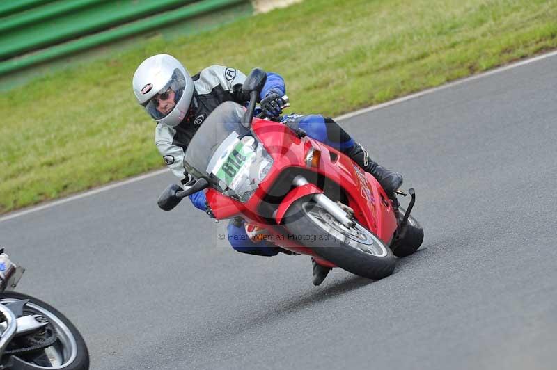 Mallory park Leicestershire;Mallory park photographs;Motorcycle action photographs;classic bikes;event digital images;eventdigitalimages;mallory park;no limits trackday;peter wileman photography;vintage bikes;vintage motorcycles;vmcc festival 1000 bikes