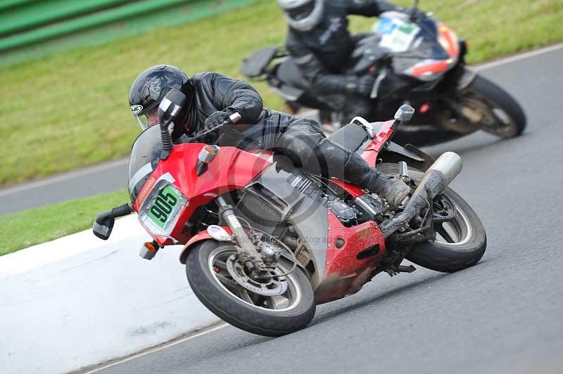 Mallory park Leicestershire;Mallory park photographs;Motorcycle action photographs;classic bikes;event digital images;eventdigitalimages;mallory park;no limits trackday;peter wileman photography;vintage bikes;vintage motorcycles;vmcc festival 1000 bikes