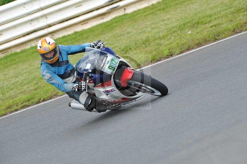 Mallory park Leicestershire;Mallory park photographs;Motorcycle action photographs;classic bikes;event digital images;eventdigitalimages;mallory park;no limits trackday;peter wileman photography;vintage bikes;vintage motorcycles;vmcc festival 1000 bikes