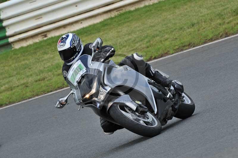 Mallory park Leicestershire;Mallory park photographs;Motorcycle action photographs;classic bikes;event digital images;eventdigitalimages;mallory park;no limits trackday;peter wileman photography;vintage bikes;vintage motorcycles;vmcc festival 1000 bikes