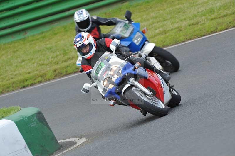 Mallory park Leicestershire;Mallory park photographs;Motorcycle action photographs;classic bikes;event digital images;eventdigitalimages;mallory park;no limits trackday;peter wileman photography;vintage bikes;vintage motorcycles;vmcc festival 1000 bikes