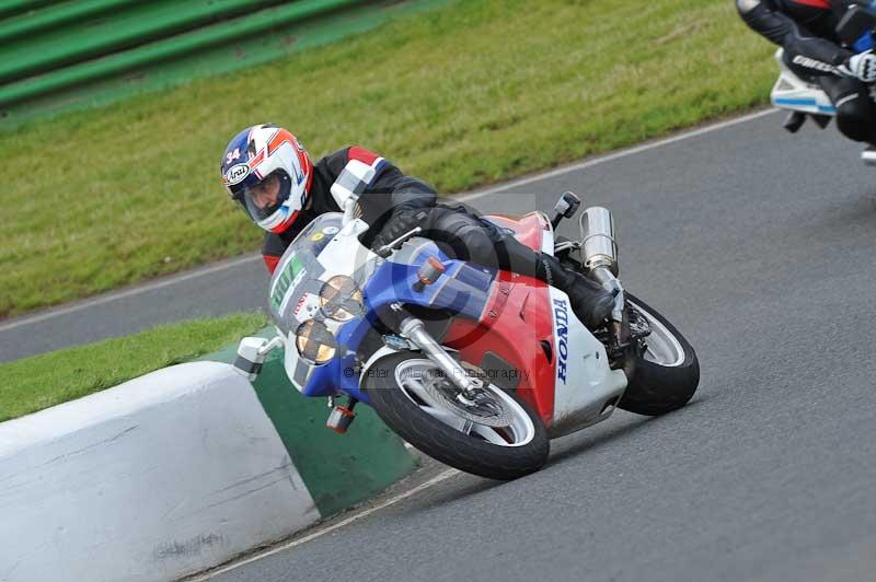 Mallory park Leicestershire;Mallory park photographs;Motorcycle action photographs;classic bikes;event digital images;eventdigitalimages;mallory park;no limits trackday;peter wileman photography;vintage bikes;vintage motorcycles;vmcc festival 1000 bikes