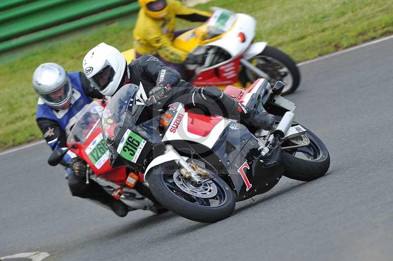 Mallory park Leicestershire;Mallory park photographs;Motorcycle action photographs;classic bikes;event digital images;eventdigitalimages;mallory park;no limits trackday;peter wileman photography;vintage bikes;vintage motorcycles;vmcc festival 1000 bikes