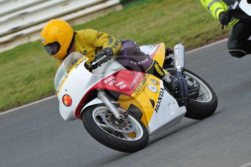 Mallory park Leicestershire;Mallory park photographs;Motorcycle action photographs;classic bikes;event digital images;eventdigitalimages;mallory park;no limits trackday;peter wileman photography;vintage bikes;vintage motorcycles;vmcc festival 1000 bikes