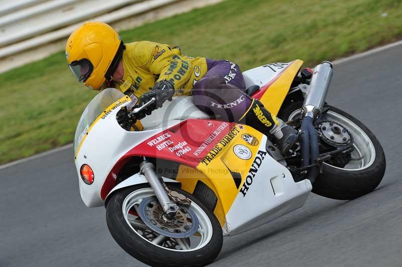 Mallory park Leicestershire;Mallory park photographs;Motorcycle action photographs;classic bikes;event digital images;eventdigitalimages;mallory park;no limits trackday;peter wileman photography;vintage bikes;vintage motorcycles;vmcc festival 1000 bikes