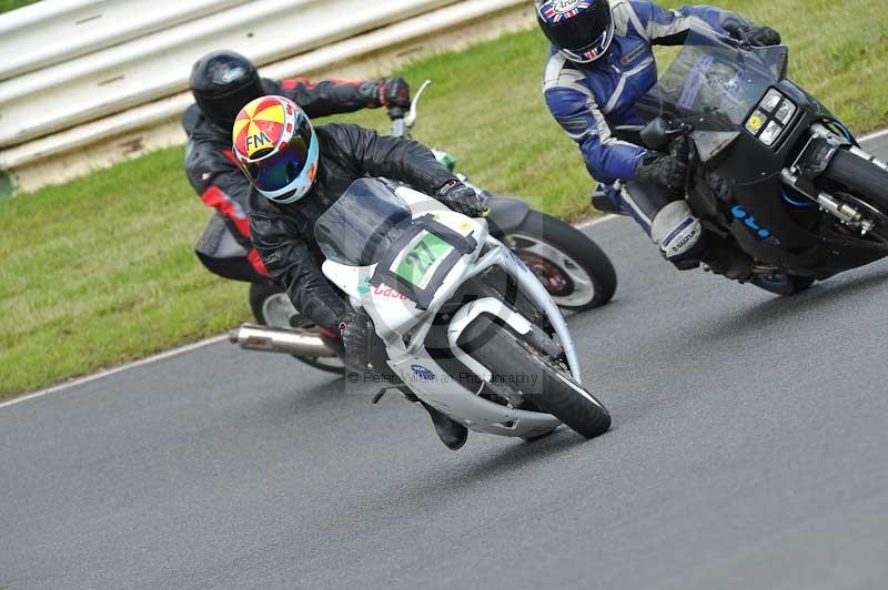 Mallory park Leicestershire;Mallory park photographs;Motorcycle action photographs;classic bikes;event digital images;eventdigitalimages;mallory park;no limits trackday;peter wileman photography;vintage bikes;vintage motorcycles;vmcc festival 1000 bikes