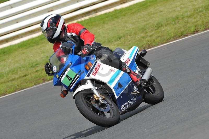 Mallory park Leicestershire;Mallory park photographs;Motorcycle action photographs;classic bikes;event digital images;eventdigitalimages;mallory park;no limits trackday;peter wileman photography;vintage bikes;vintage motorcycles;vmcc festival 1000 bikes