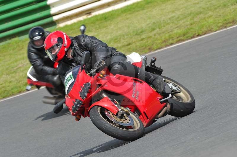 Mallory park Leicestershire;Mallory park photographs;Motorcycle action photographs;classic bikes;event digital images;eventdigitalimages;mallory park;no limits trackday;peter wileman photography;vintage bikes;vintage motorcycles;vmcc festival 1000 bikes