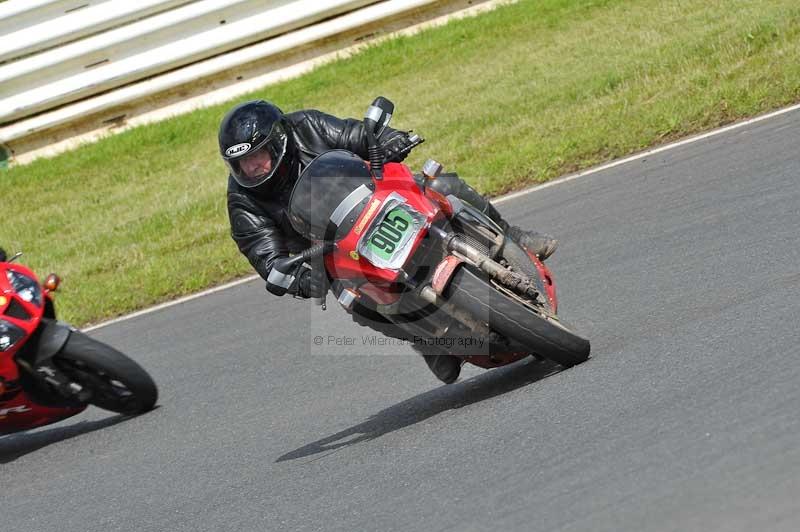 Mallory park Leicestershire;Mallory park photographs;Motorcycle action photographs;classic bikes;event digital images;eventdigitalimages;mallory park;no limits trackday;peter wileman photography;vintage bikes;vintage motorcycles;vmcc festival 1000 bikes