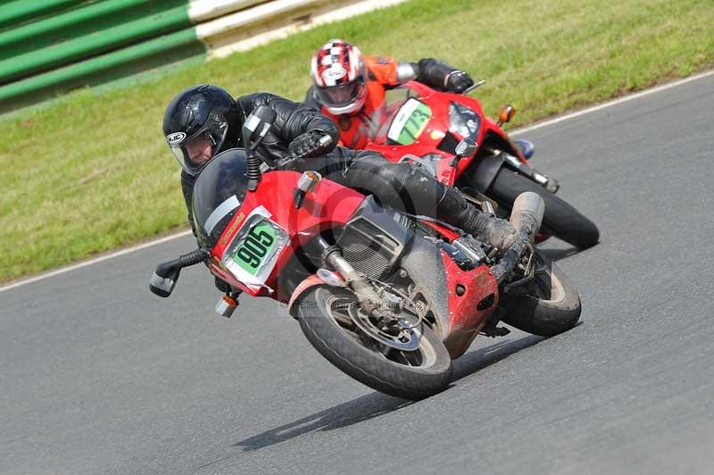 Mallory park Leicestershire;Mallory park photographs;Motorcycle action photographs;classic bikes;event digital images;eventdigitalimages;mallory park;no limits trackday;peter wileman photography;vintage bikes;vintage motorcycles;vmcc festival 1000 bikes