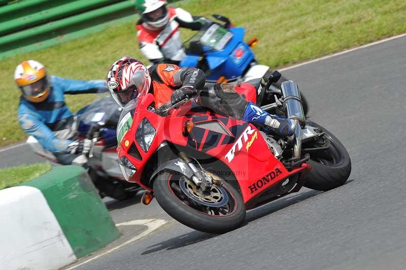 Mallory park Leicestershire;Mallory park photographs;Motorcycle action photographs;classic bikes;event digital images;eventdigitalimages;mallory park;no limits trackday;peter wileman photography;vintage bikes;vintage motorcycles;vmcc festival 1000 bikes