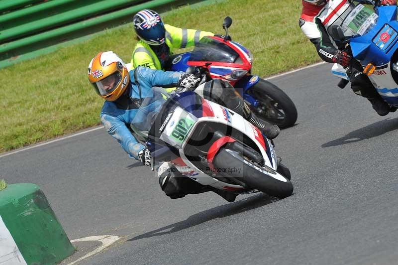 Mallory park Leicestershire;Mallory park photographs;Motorcycle action photographs;classic bikes;event digital images;eventdigitalimages;mallory park;no limits trackday;peter wileman photography;vintage bikes;vintage motorcycles;vmcc festival 1000 bikes