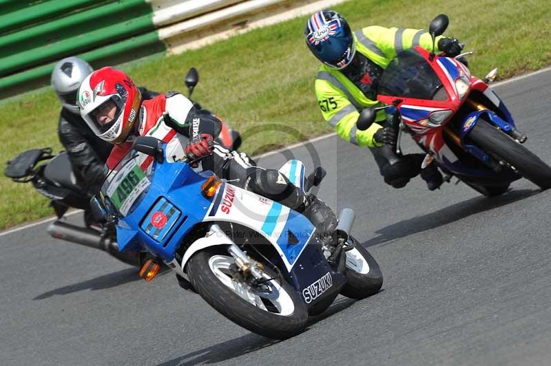 Mallory park Leicestershire;Mallory park photographs;Motorcycle action photographs;classic bikes;event digital images;eventdigitalimages;mallory park;no limits trackday;peter wileman photography;vintage bikes;vintage motorcycles;vmcc festival 1000 bikes