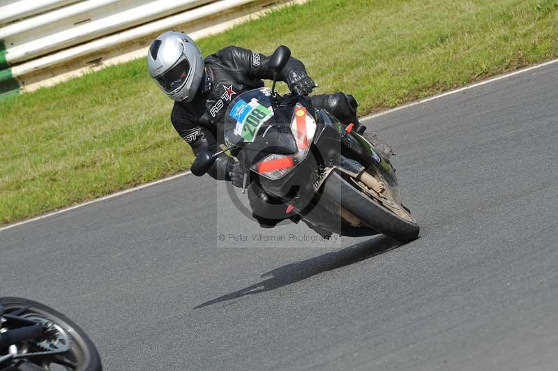 Mallory park Leicestershire;Mallory park photographs;Motorcycle action photographs;classic bikes;event digital images;eventdigitalimages;mallory park;no limits trackday;peter wileman photography;vintage bikes;vintage motorcycles;vmcc festival 1000 bikes