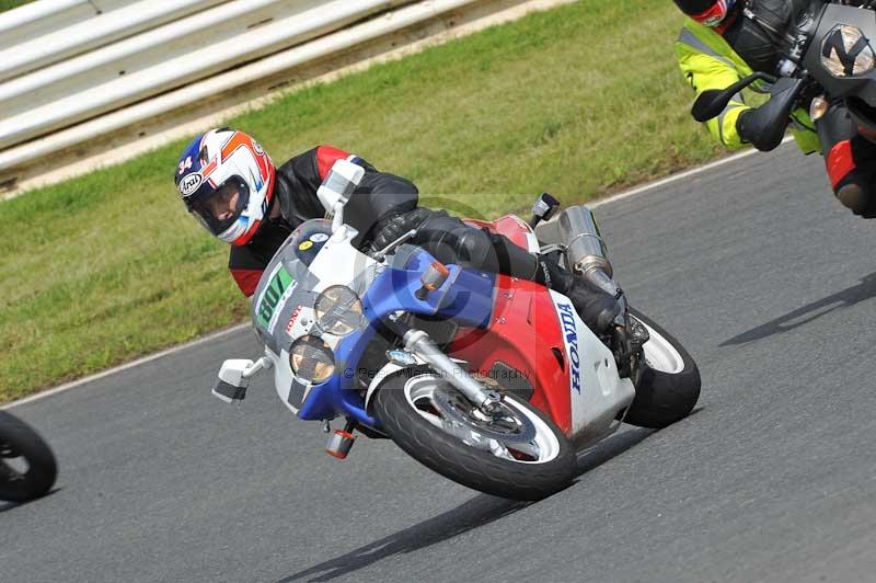 Mallory park Leicestershire;Mallory park photographs;Motorcycle action photographs;classic bikes;event digital images;eventdigitalimages;mallory park;no limits trackday;peter wileman photography;vintage bikes;vintage motorcycles;vmcc festival 1000 bikes