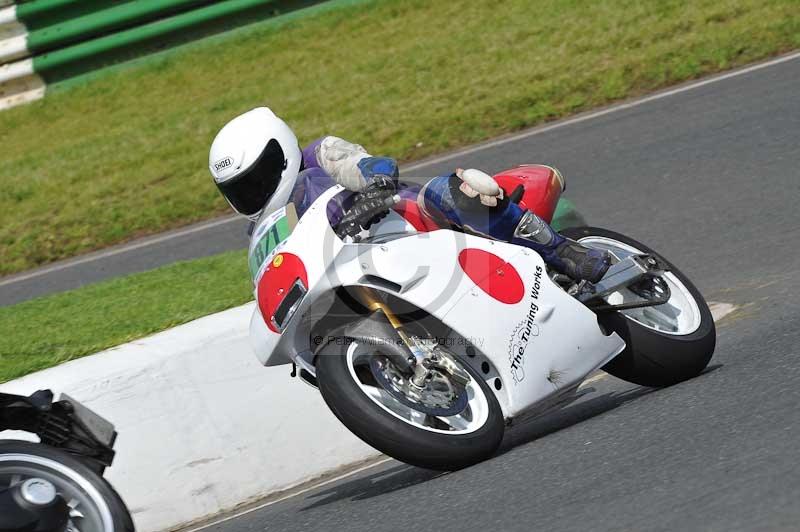 Mallory park Leicestershire;Mallory park photographs;Motorcycle action photographs;classic bikes;event digital images;eventdigitalimages;mallory park;no limits trackday;peter wileman photography;vintage bikes;vintage motorcycles;vmcc festival 1000 bikes