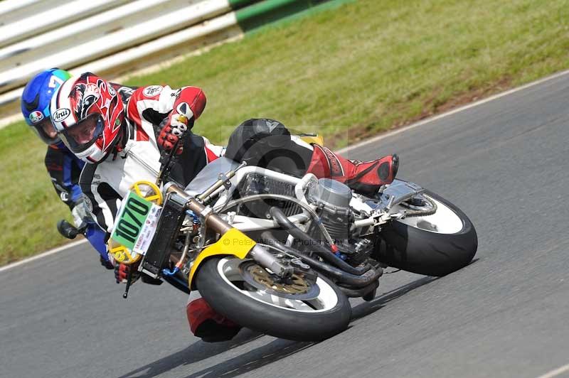 Mallory park Leicestershire;Mallory park photographs;Motorcycle action photographs;classic bikes;event digital images;eventdigitalimages;mallory park;no limits trackday;peter wileman photography;vintage bikes;vintage motorcycles;vmcc festival 1000 bikes