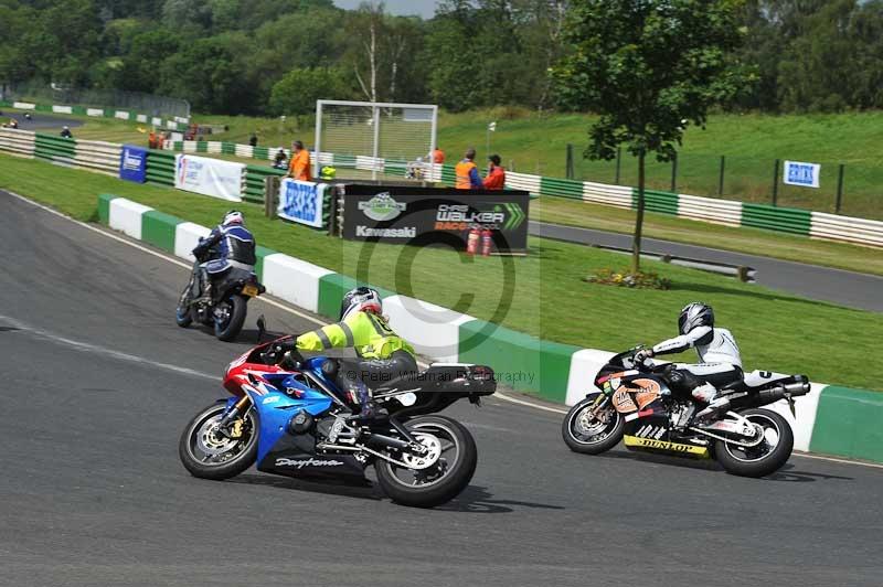 Mallory park Leicestershire;Mallory park photographs;Motorcycle action photographs;classic bikes;event digital images;eventdigitalimages;mallory park;no limits trackday;peter wileman photography;vintage bikes;vintage motorcycles;vmcc festival 1000 bikes