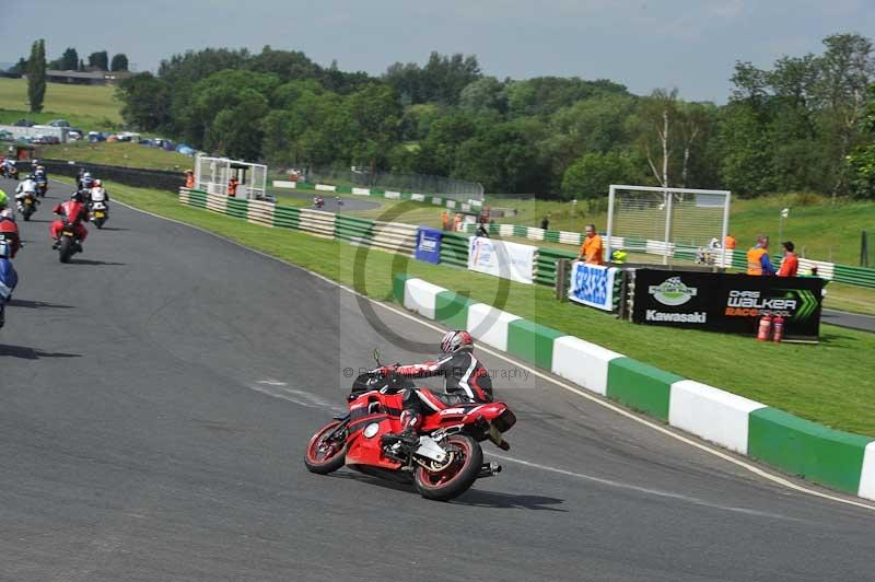 Mallory park Leicestershire;Mallory park photographs;Motorcycle action photographs;classic bikes;event digital images;eventdigitalimages;mallory park;no limits trackday;peter wileman photography;vintage bikes;vintage motorcycles;vmcc festival 1000 bikes