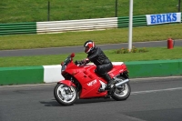 Mallory-park-Leicestershire;Mallory-park-photographs;Motorcycle-action-photographs;classic-bikes;event-digital-images;eventdigitalimages;mallory-park;no-limits-trackday;peter-wileman-photography;vintage-bikes;vintage-motorcycles;vmcc-festival-1000-bikes