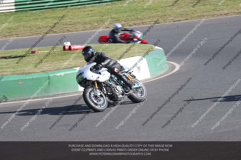 Vintage motorcycle club;eventdigitalimages;mallory park;mallory park trackday photographs;no limits trackdays;peter wileman photography;trackday digital images;trackday photos;vmcc festival 1000 bikes photographs
