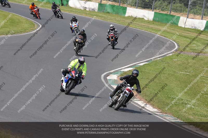 Vintage motorcycle club;eventdigitalimages;mallory park;mallory park trackday photographs;no limits trackdays;peter wileman photography;trackday digital images;trackday photos;vmcc festival 1000 bikes photographs