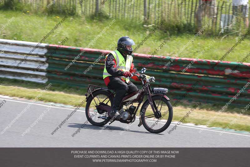 Vintage motorcycle club;eventdigitalimages;mallory park;mallory park trackday photographs;no limits trackdays;peter wileman photography;trackday digital images;trackday photos;vmcc festival 1000 bikes photographs