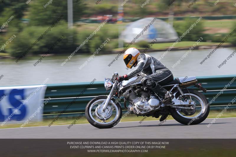 Vintage motorcycle club;eventdigitalimages;mallory park;mallory park trackday photographs;no limits trackdays;peter wileman photography;trackday digital images;trackday photos;vmcc festival 1000 bikes photographs