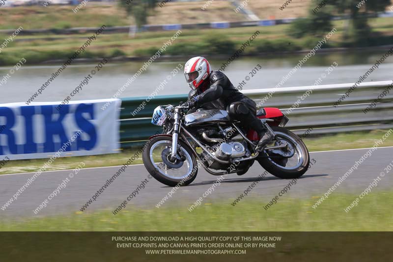 Vintage motorcycle club;eventdigitalimages;mallory park;mallory park trackday photographs;no limits trackdays;peter wileman photography;trackday digital images;trackday photos;vmcc festival 1000 bikes photographs
