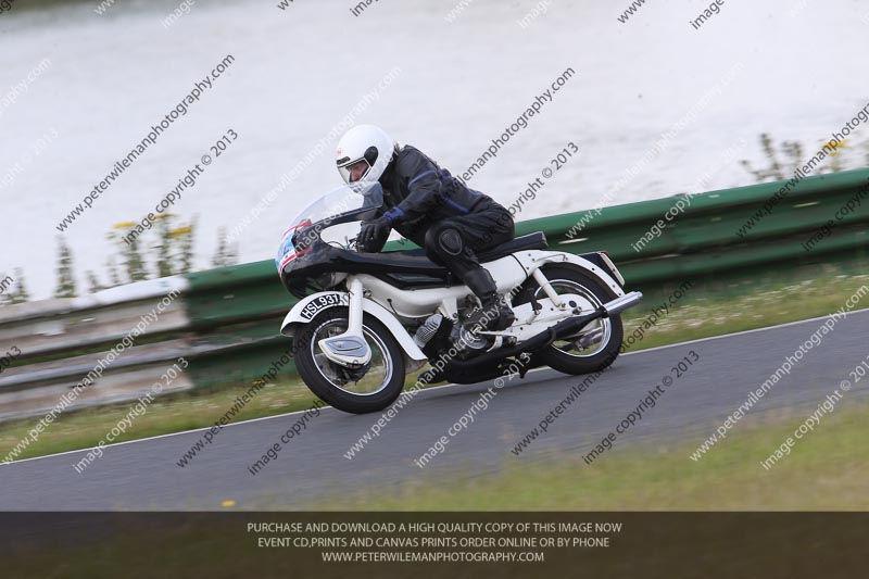 Vintage motorcycle club;eventdigitalimages;mallory park;mallory park trackday photographs;no limits trackdays;peter wileman photography;trackday digital images;trackday photos;vmcc festival 1000 bikes photographs