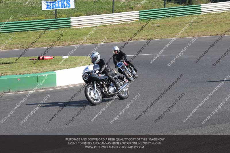 Vintage motorcycle club;eventdigitalimages;mallory park;mallory park trackday photographs;no limits trackdays;peter wileman photography;trackday digital images;trackday photos;vmcc festival 1000 bikes photographs