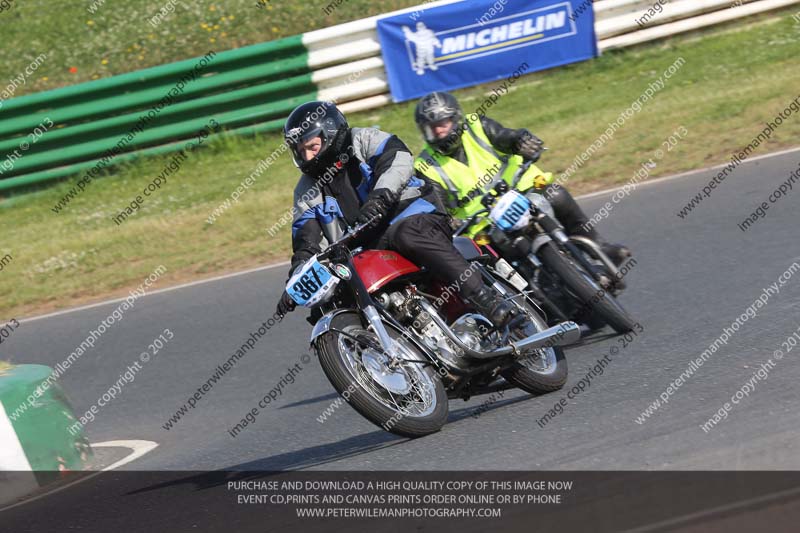 Vintage motorcycle club;eventdigitalimages;mallory park;mallory park trackday photographs;no limits trackdays;peter wileman photography;trackday digital images;trackday photos;vmcc festival 1000 bikes photographs