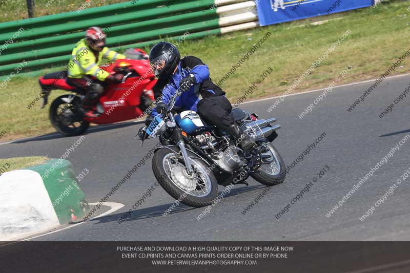 Vintage motorcycle club;eventdigitalimages;mallory park;mallory park trackday photographs;no limits trackdays;peter wileman photography;trackday digital images;trackday photos;vmcc festival 1000 bikes photographs