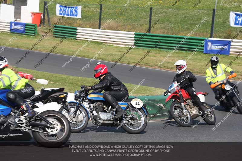 Vintage motorcycle club;eventdigitalimages;mallory park;mallory park trackday photographs;no limits trackdays;peter wileman photography;trackday digital images;trackday photos;vmcc festival 1000 bikes photographs