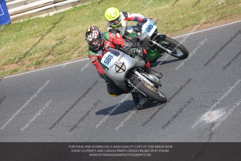 Vintage motorcycle club;eventdigitalimages;mallory park;mallory park trackday photographs;no limits trackdays;peter wileman photography;trackday digital images;trackday photos;vmcc festival 1000 bikes photographs