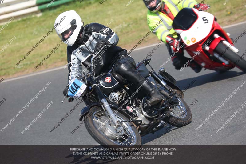 Vintage motorcycle club;eventdigitalimages;mallory park;mallory park trackday photographs;no limits trackdays;peter wileman photography;trackday digital images;trackday photos;vmcc festival 1000 bikes photographs