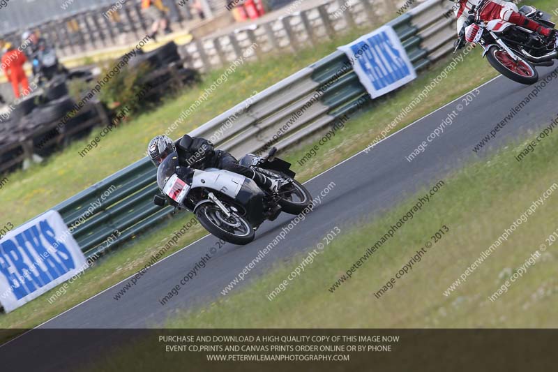 Vintage motorcycle club;eventdigitalimages;mallory park;mallory park trackday photographs;no limits trackdays;peter wileman photography;trackday digital images;trackday photos;vmcc festival 1000 bikes photographs