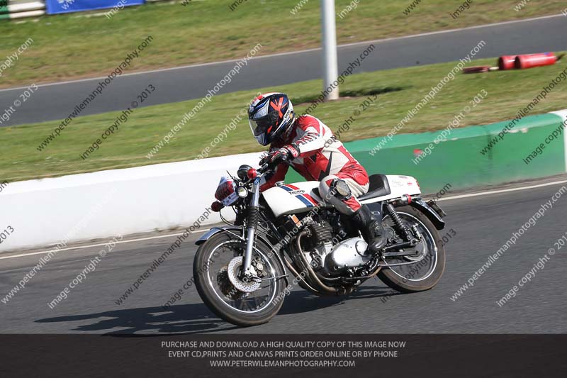 Vintage motorcycle club;eventdigitalimages;mallory park;mallory park trackday photographs;no limits trackdays;peter wileman photography;trackday digital images;trackday photos;vmcc festival 1000 bikes photographs