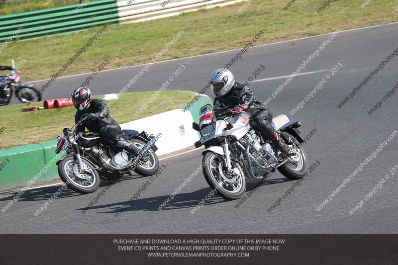 Vintage motorcycle club;eventdigitalimages;mallory park;mallory park trackday photographs;no limits trackdays;peter wileman photography;trackday digital images;trackday photos;vmcc festival 1000 bikes photographs