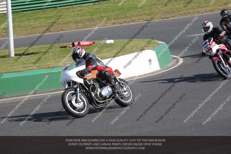 Vintage motorcycle club;eventdigitalimages;mallory park;mallory park trackday photographs;no limits trackdays;peter wileman photography;trackday digital images;trackday photos;vmcc festival 1000 bikes photographs