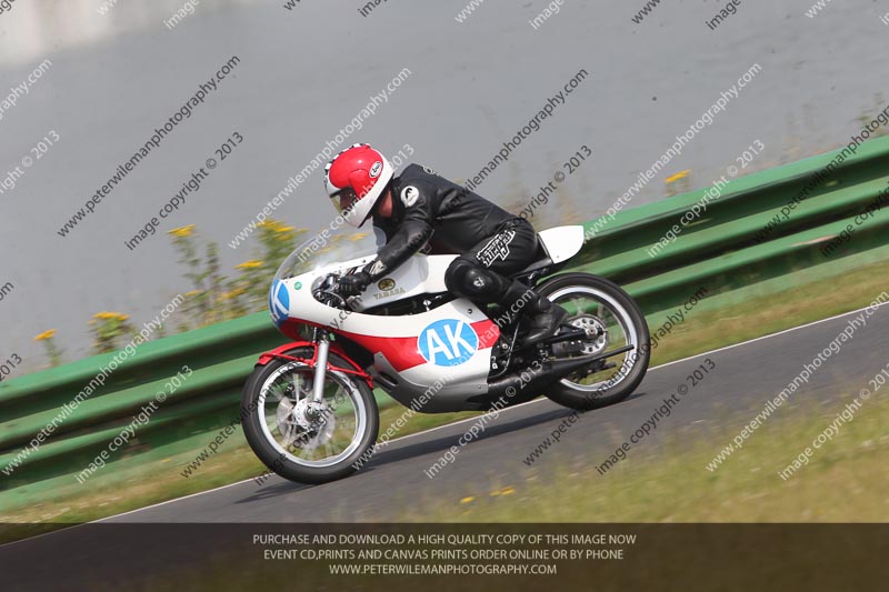Vintage motorcycle club;eventdigitalimages;mallory park;mallory park trackday photographs;no limits trackdays;peter wileman photography;trackday digital images;trackday photos;vmcc festival 1000 bikes photographs