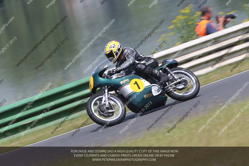 Vintage motorcycle club;eventdigitalimages;mallory park;mallory park trackday photographs;no limits trackdays;peter wileman photography;trackday digital images;trackday photos;vmcc festival 1000 bikes photographs